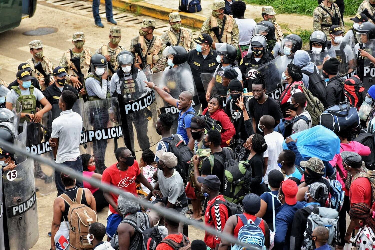 Un grupo de migrantes en la frontera entre Perú y Brasil, este jueves.