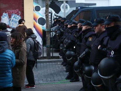 Un grupo de policías nacionales hace guardia en la calle Argumosa de Madrid, el pasado viernes. 