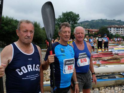 Los ganadores del descenso del Sella de 1968 junto al inglés Evans.