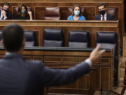 Pedro Sánchez, de espaldas, replica a Pablo Casado (primero por la derecha), el pasado día 10 en el Congreso.