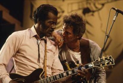 Chuck Berry y Keith Richards durante el rodaje del documental 'Hail! Hail! Rock’n’Roll', estrenado en 1987.