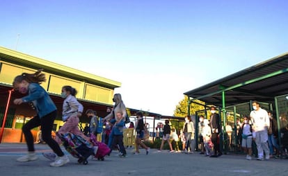 Varias familias llegan a su centro educativo en Rivas Vaciamadrid.