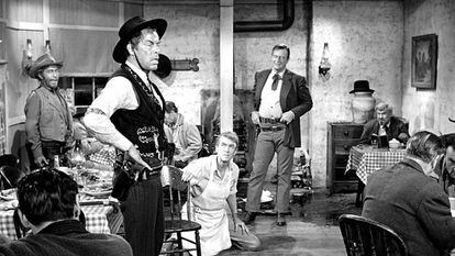 Lee Marvin en el papel de pistolero, James Stewart, arrodillado en el suelo, y John Wayne, en 'El hombre que mató a Liberty Valance'.