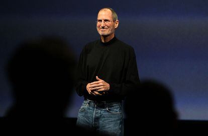 Steve Jobs, en un evento de Apple en San Francisco, en enero de 2010. El fundador de la empresa tecnológica solía vestir en público jerséis de cuello perkins diseñados por Issey Miyake.