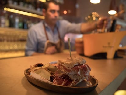 Bocadillo de jamón en el restaurante B de J en la calle de Menéndez Pelayo.