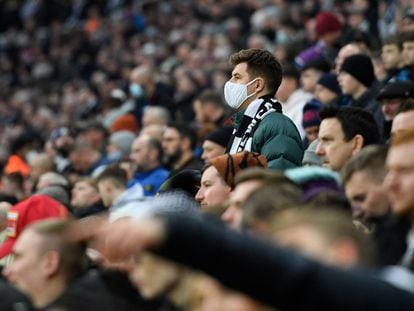 Un aficionado con una mascarilla se levanta durante el duelo del domingo entre el Newcastle y el City.