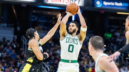 Jayson Tatum, de los Celtics, lanza a canasta en el partido de este lunes en Indianapolis.