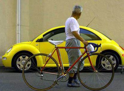 Un ciclista contempla un modelo Volkswagen Beetle en Japón.