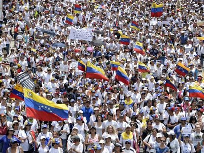 Miles de mujeres opositoras protesta en Caracas contra Nicolás Maduro, este sábado.