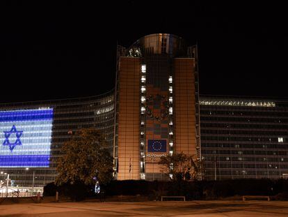 Una proyección luminosa de la bandera israelí sobre el Berlymont, sede de la Comisión Europea, el domingo en Bruselas.
