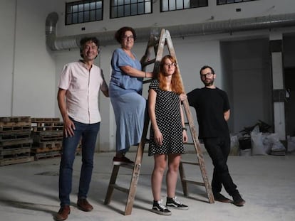 Oscar Maire-Richard, Natividad Casanova, Ana Fernandez y Pablo Garcia Bachiller, en el local donde se ubicará Supercoop, el supermercado cooperativo de Lavapiés (Madrid). En vídeo, ¿qué son los supermercados cooperativos?