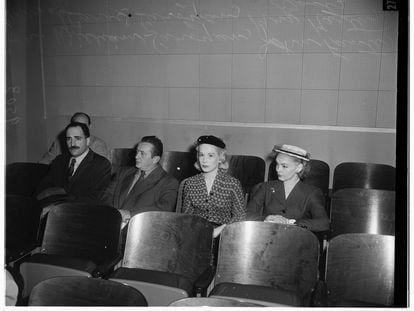 John Fante (segundo por la izquierda), entre el escritor William Saroyan y Carol Saroyan, en una vista por el divorcio de estos, en Santa Mónica en 1952.