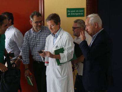 En foto, el portavoz del grupo de seguimiento del brote, José Miguel Cisneros, consulta su móvil. En vídeo, la empresa investigada por el brote de listeriosis también vendió carne mechada a través de una marca blanca.