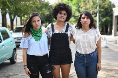 Arianna Moraga, Eloísa Altamirano y Madelaine Caracas, del movimiento juvenil #SOSIndioMaíz. C
 
 