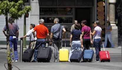 Turistas en la Gran V&iacute;a de Madrid. 