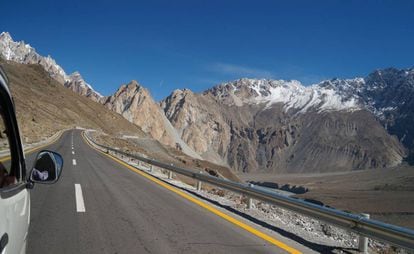 Tramo de la carretera del Karakorum entre Pasu y el paso de montaña de Khunjerab, al norte de Pakistán.