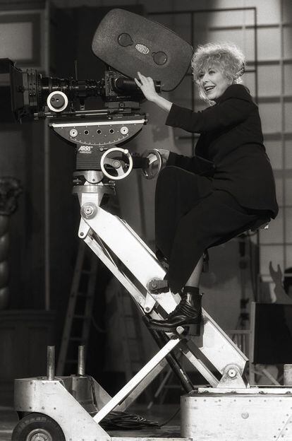 La presentadora de la gala de 1994, Rosa María Sardá, subida a una cámara durante una actuación en la séptima edición de los premios.