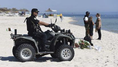 Un efectivo de la Guardia Nacional tunecina vigila la playa donde se produjo el atentado cerca del hotel Imperial Marhaba en Susa (T&uacute;nez), 