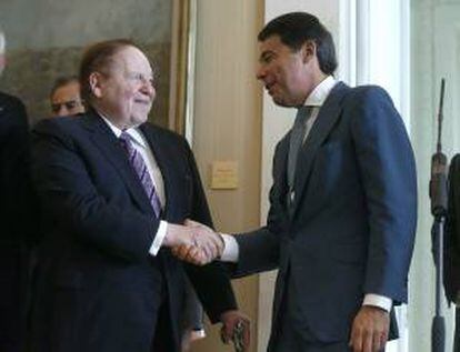 El presidente de la Comunidad de Madrid, Ignacio González (d), saluda al magnate estadounidense Sheldon Adelson. EFE/Archivo