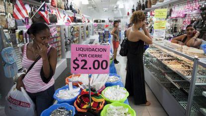 Un comercio de San Juan, en proceso de cierre. 