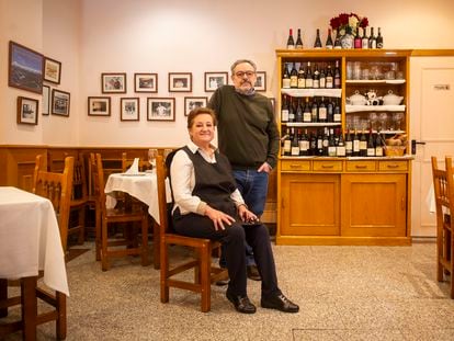 Los hermanos Concejero, Begoña, en la cocina, y Paco, al frente de la sala y de los vinos, en el comedor del restaurante Isamar, en Madrid.