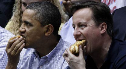 Obama y Cameron, comiendo perritos calientes en un partido de baloncesto.