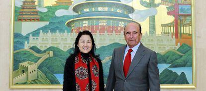 Emilio Botín (izquierda), y la presidenta del Bank of Beijing, Yan Xiaoyan.