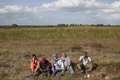 Cubanos en la ruta mortuoria de Fidel Castro.