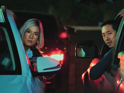 Ali Wong y Steven Yeun, en una escena de 'Bronca'.