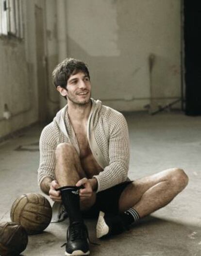 Chaqueta de punto de Antony Morato, pantalón de Under Armour, zapatillas de Reebook y calcetines de Adidas