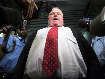 El alcalde de Toronto, Rob Ford, contestando a los medios a finales de octubre.