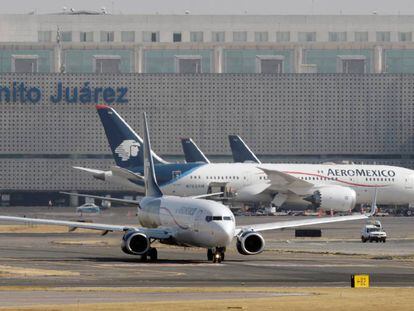 Un B-787 y un B-737 de Aerom&eacute;xico, en el aeropuerto de la Ciudad de M&eacute;xico.