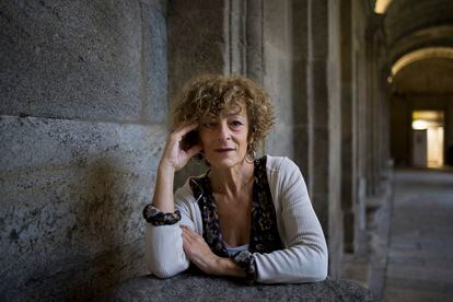 La escritora Teresa Moure, coautora de 'Balada do desterro', en el claustro de la facultad de Historia de la Universidad de Santiago de Compostela.