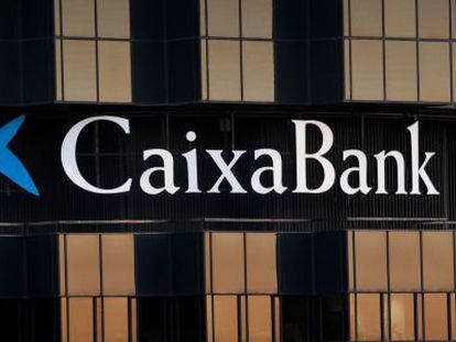 Caixabank gana el 9,9% menos, aunque supera lo estimado por el mercado