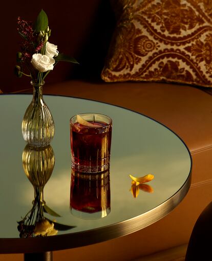 Reportaje sobre cócteles Especial verano 2021. Pictura Negroni
Ingredientes
3,5 centilitros de Campari,
otros 3,5 de vermú Carpano
Antica Fórmula y otros 3,5 de
ginebra Tanqueray Ten.
Elaboración
Mezclar directamente en un
vaso bajo, tipo old fashioned, y
decorar con un twist de limón y
pomelo deshidratado.