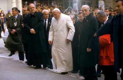 El cardenal Angelo Sodano con el Papa Juan Pablo II en una visita oficial a Sarajevo en 1997.  