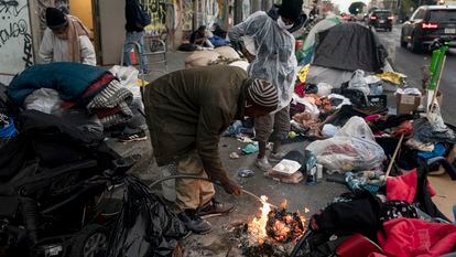Personas sin hogar en Skid Row, Los Ángeles, el pasado febrero.