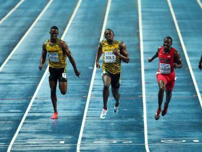 Bolt se impone en la final de 100 m. 