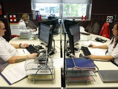 Centro de recepci&oacute;n de llamadas de teleasistencia de Cruz Roja.