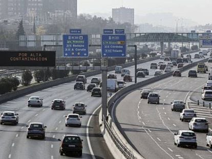 Tráfico en la M-30 de Madrid en día de Nochebuena.