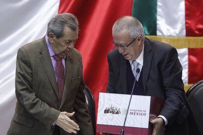 El diputado Porfirio Muñoz Ledo recibe del Secretario de Hacienda, Carlos Urzua, el paquete económico de 2019.