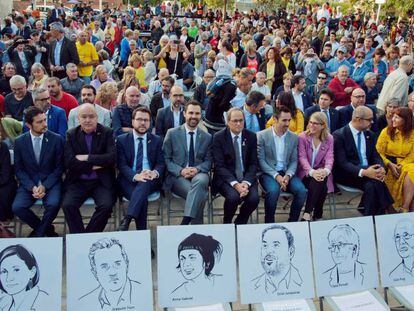 Torra y su gobierno, con las fotos de los líderes independentistas encausados.