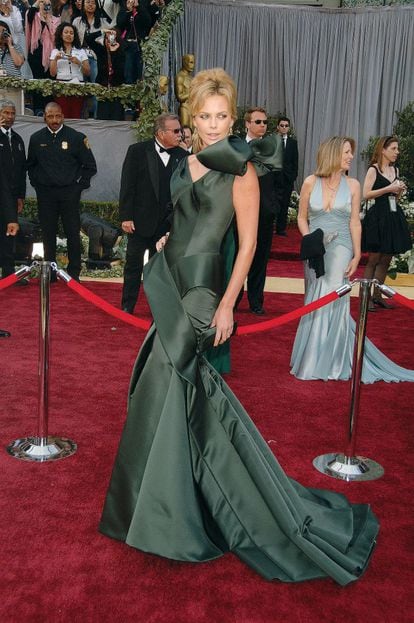 Charlize Theron llega a la gala de los Oscar de 2006 nominada a mejor actriz de reparto por 'En tierra de hombres' con un vestido de cola Dior.