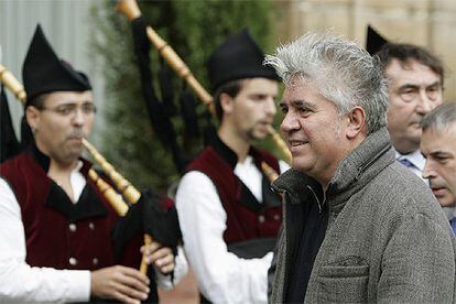 Un grupo de gaiteros recibe a Pedro Almodóvar esta tarde, a su llegada a Oviedo.