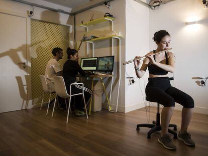 María García, de 17 años, toca la flauta en el laboratorio de biomecánica de la clínica Optimme de A Coruña.