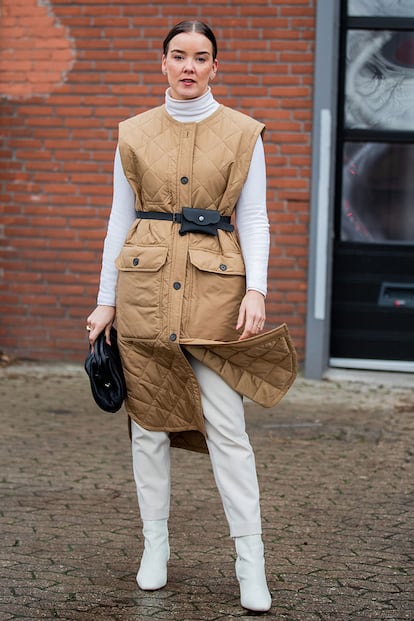 El chaleco, que será una de las prendas que más éxito cosechará la próxima primavera, en todo tipo de larguras y patrones, también se ha sumado al acolchado en el street style danés.