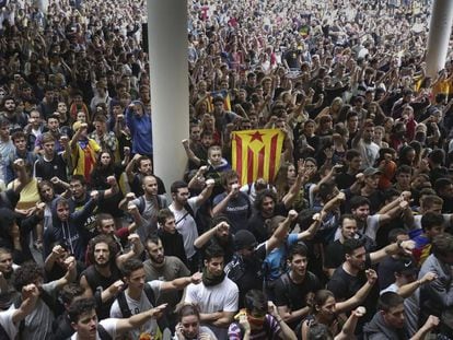 Miles de personas en el Aeropuerto del Prat en protesta por la condena a los líderes del 'procés', en octubre de 2019.