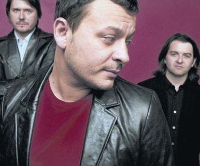 Los tres componentes de la banda galesa Manic Street Preachers.