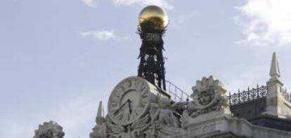 Reloj en la fachada de la sede del Banco de España.