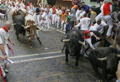 8 de julio de 2006. Momentos de peligro en la curva de Mercaderes con toros de Dolores Aguirre.